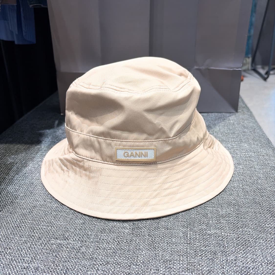 (정품/새상품) GANNI 가니 여성 베이지 로고 패치 버킷햇 상품이미지1