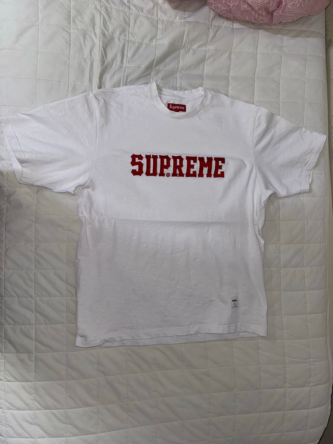 [L] 슈프림(Supreme) 24FW 자수 로고 반팔 티셔츠 상품이미지2