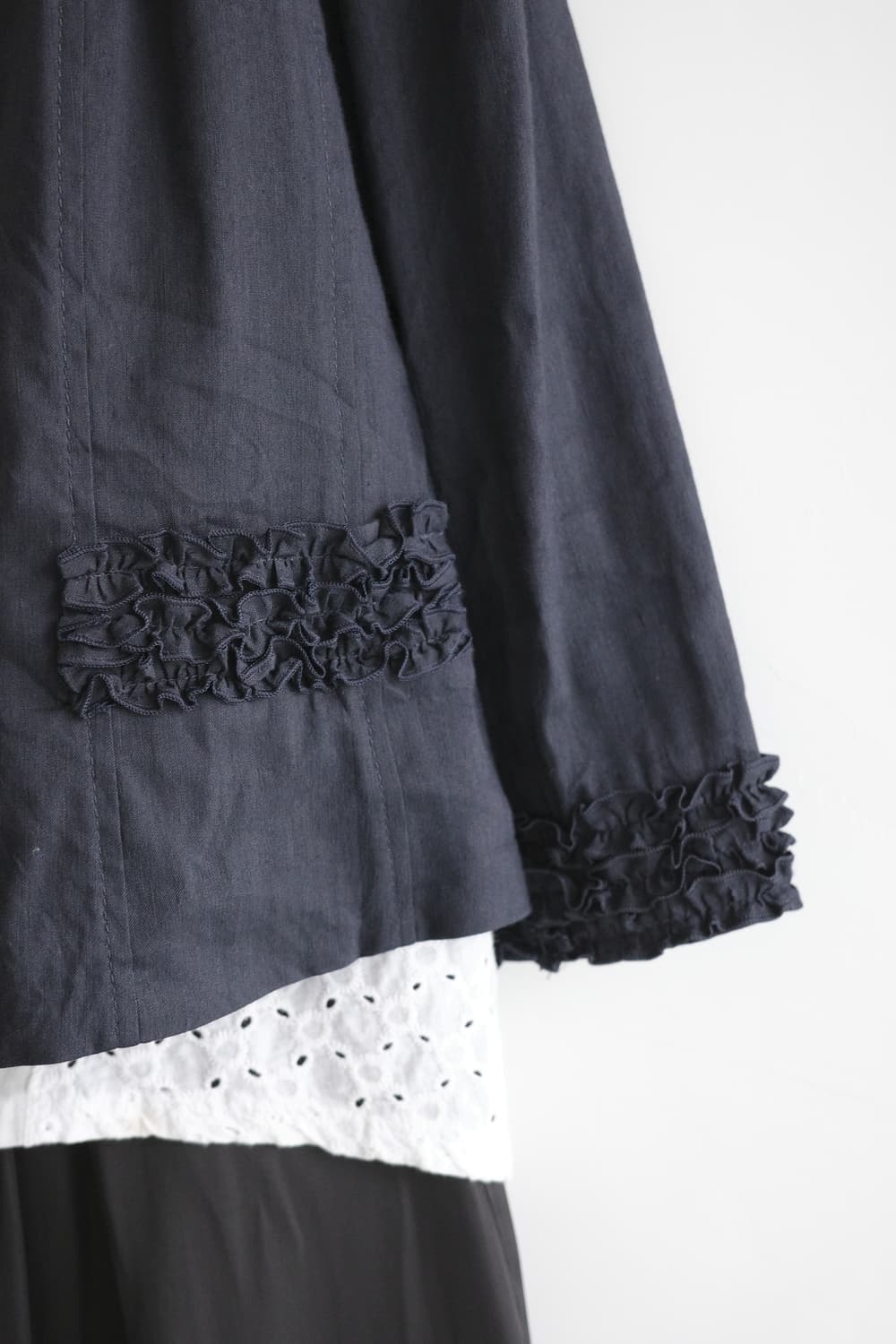 REIKO-TAKASHIMA 블랙 린넨 프릴 자켓 상품이미지3