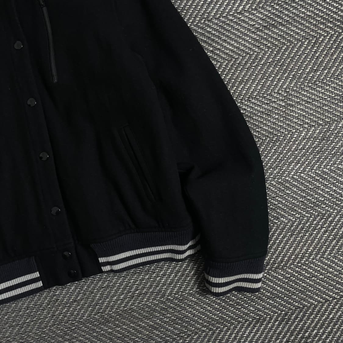 나이키 우먼스 스우시 로고 블랙 모직 바시티 자켓o 3218 상품이미지2