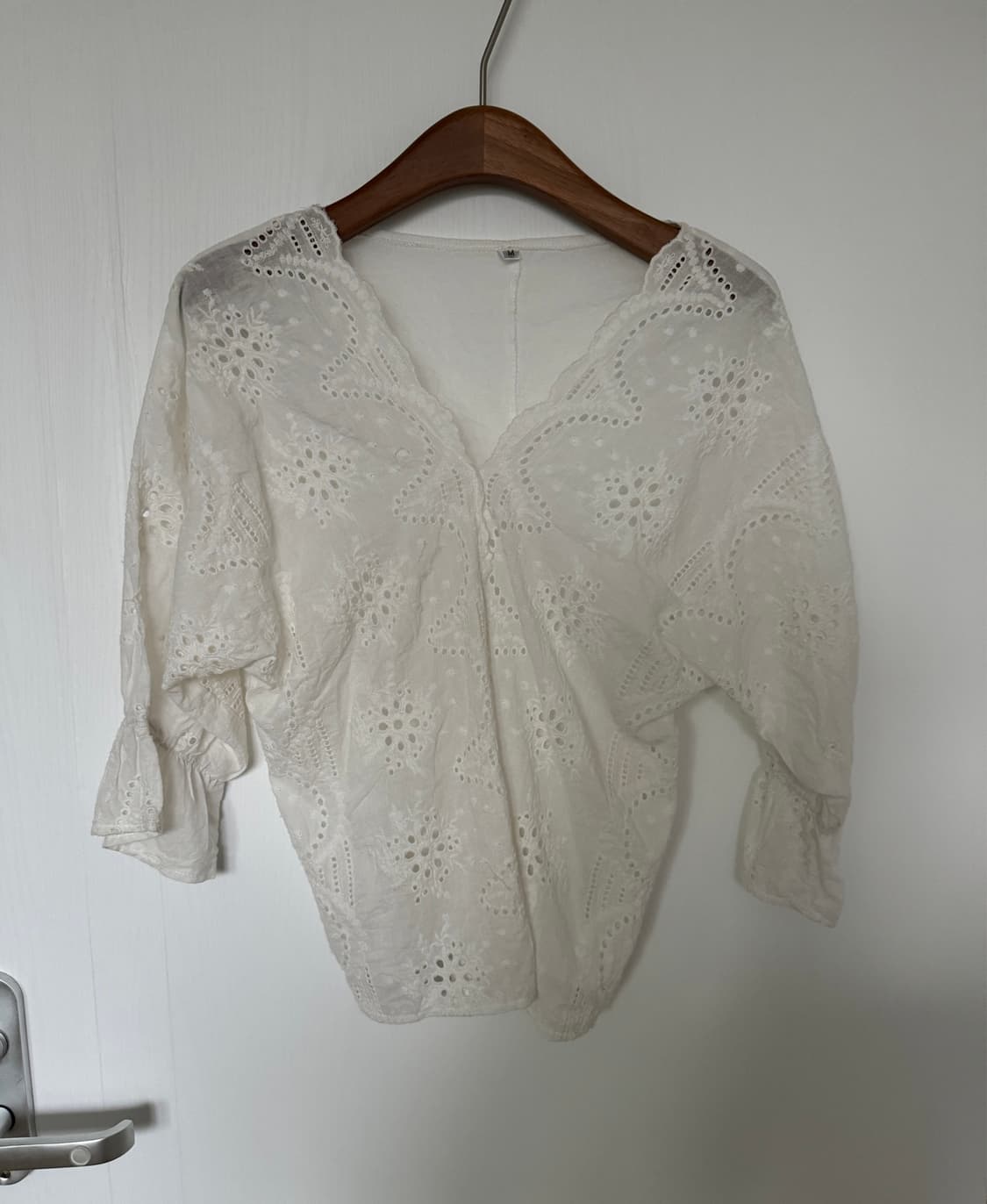 White Eyelet Lace Bell Sleeve Blouse 상품이미지1