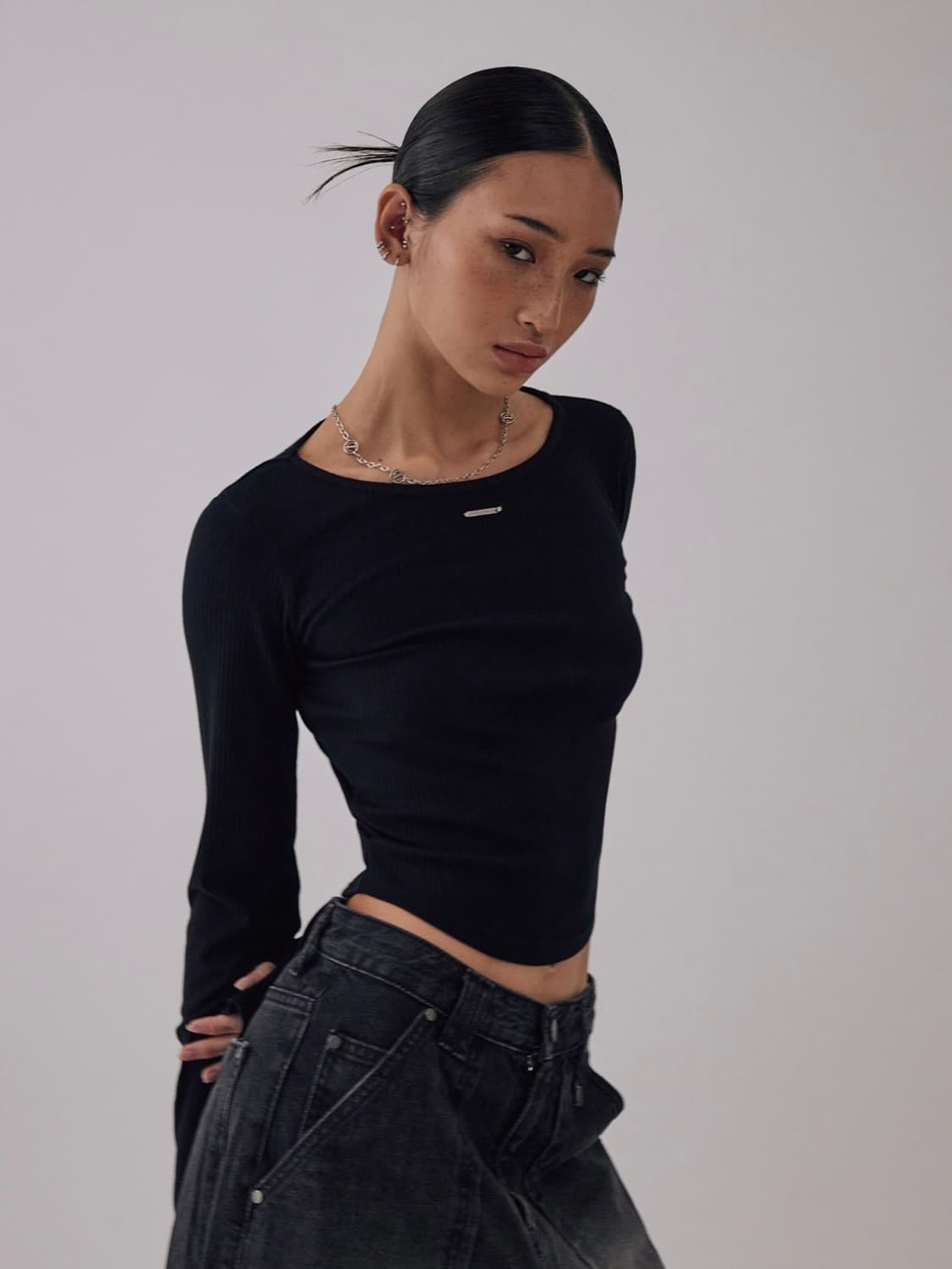 트리밍버드 보트넥 핑거홀 슬리브리스 상품이미지1