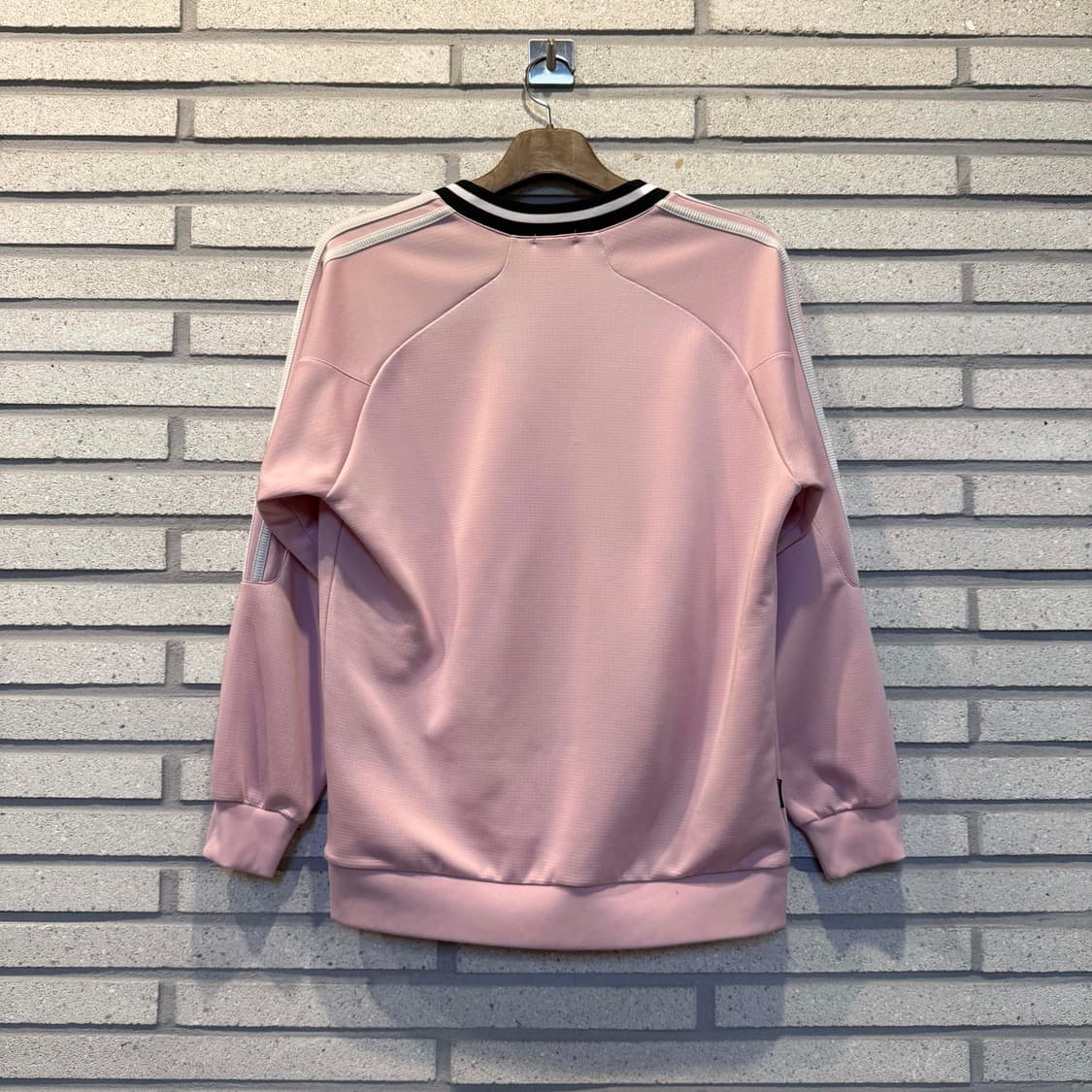 아디다스 웜업 사이드 트랙 맨투맨 핑크 컬러 상품이미지5