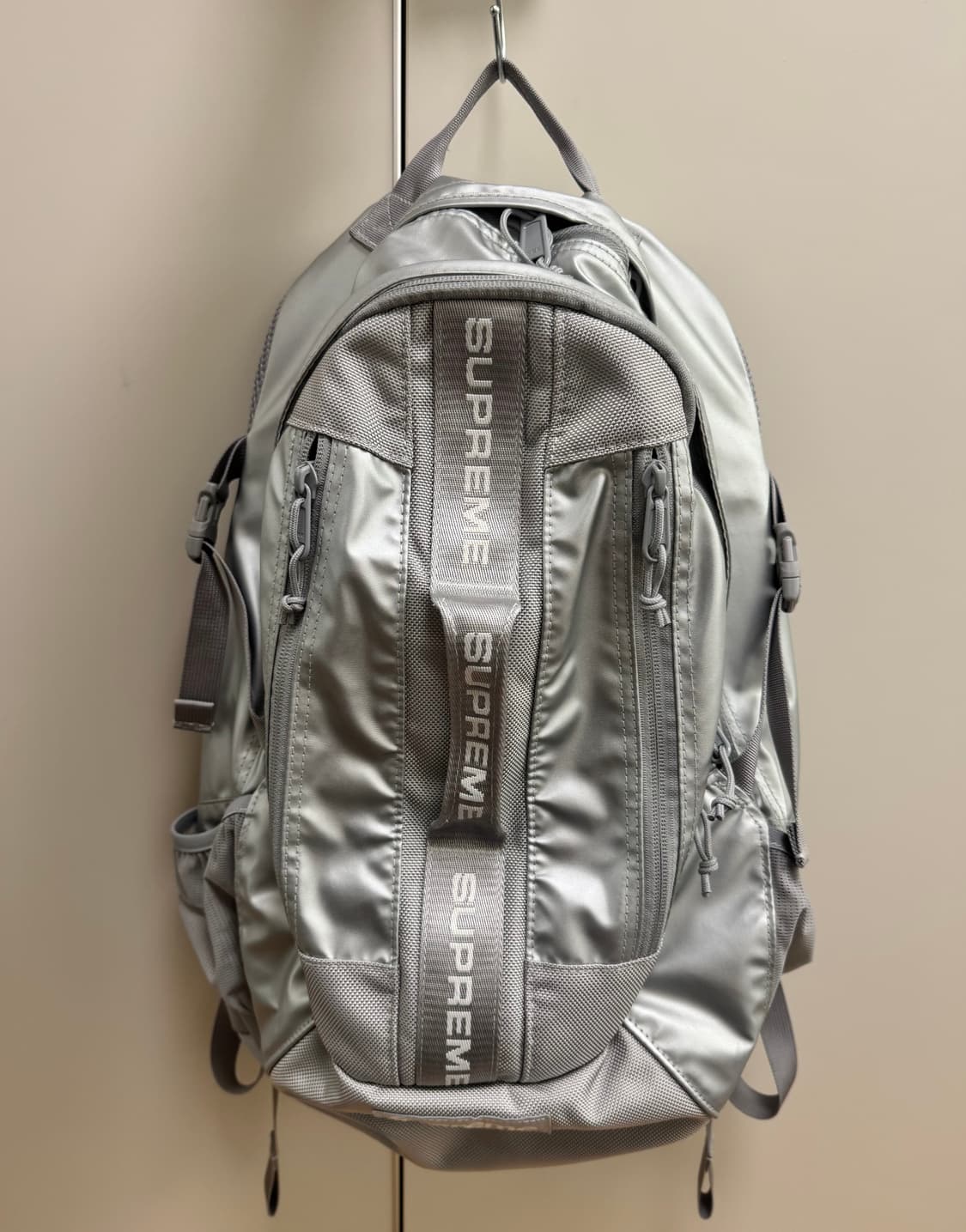 슈프림 22FW 백팩 실버 상품이미지1