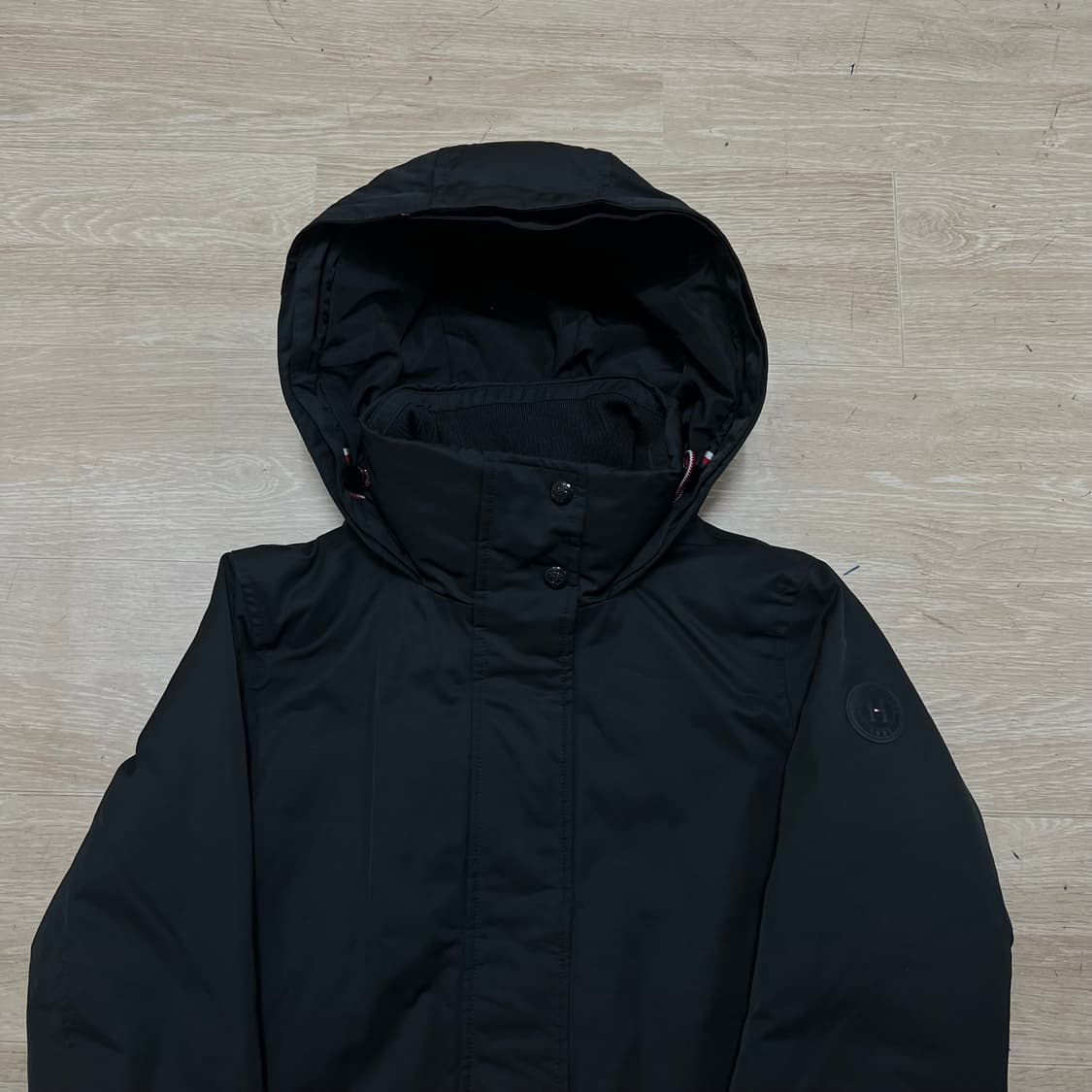 타미힐피거 여성 와펜 후드 미디엄 패딩 점퍼 [블랙] XS/85 상품이미지2