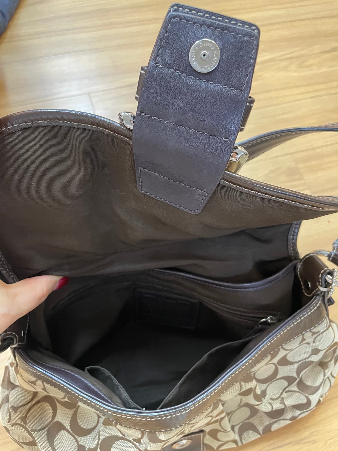 코치 시그니처 숄더백 판매합니다. 브라운 색상에 코치 시그니처 패턴이 고 상품이미지3