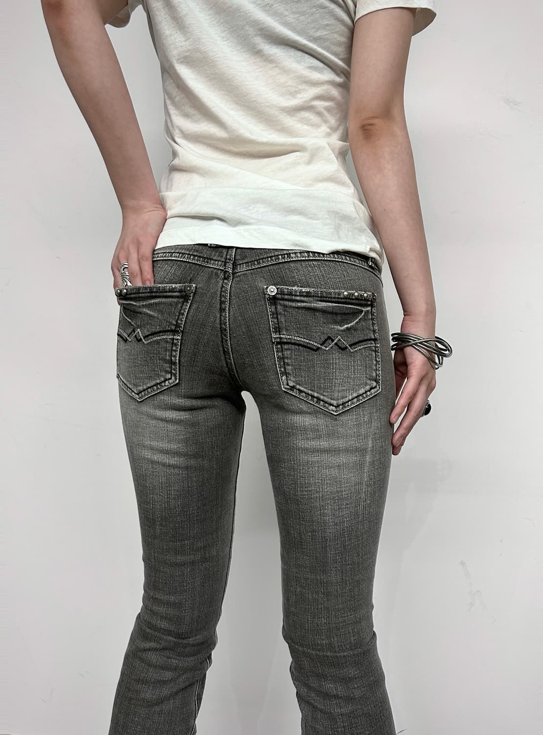 Light Grey Studded Flare Low-rise Jeans 상품이미지4