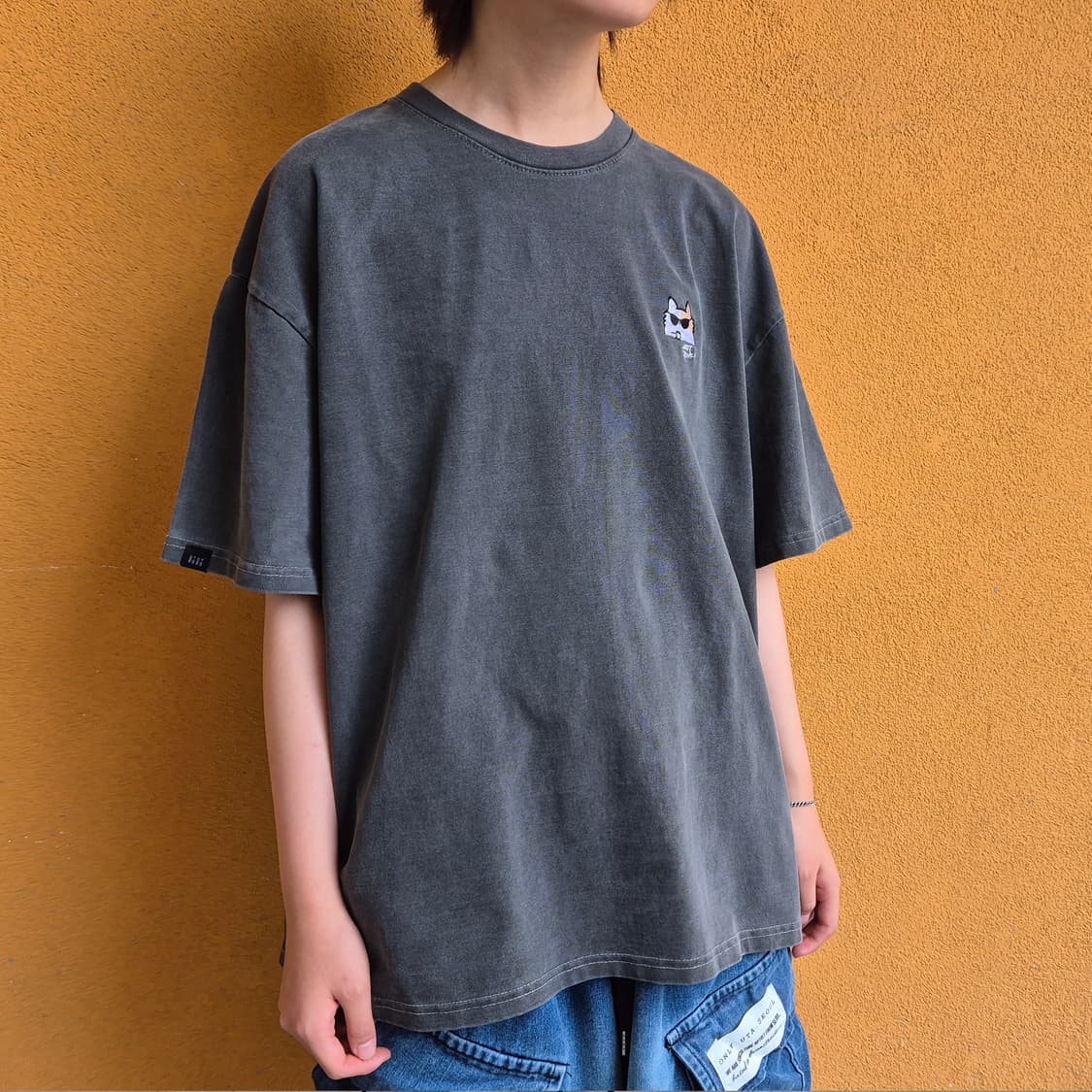 힙캣 JUST DRINK IT 자수 티셔츠(차콜.피그먼트워싱) 상품이미지1