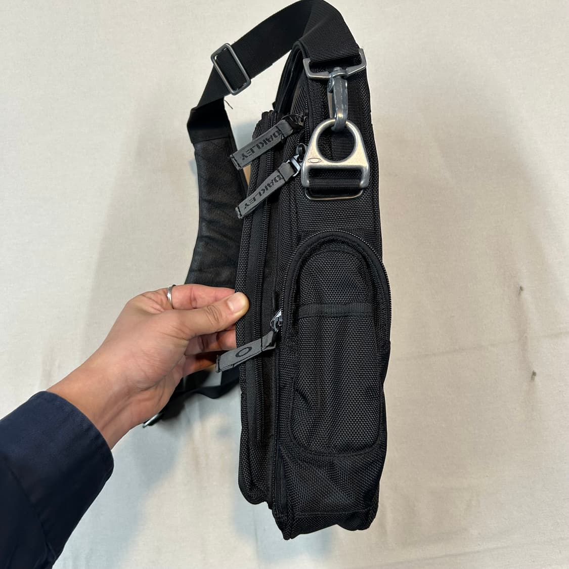 오클리 아이코닉 블랙 메신저백 크로스백 가방 상품이미지8