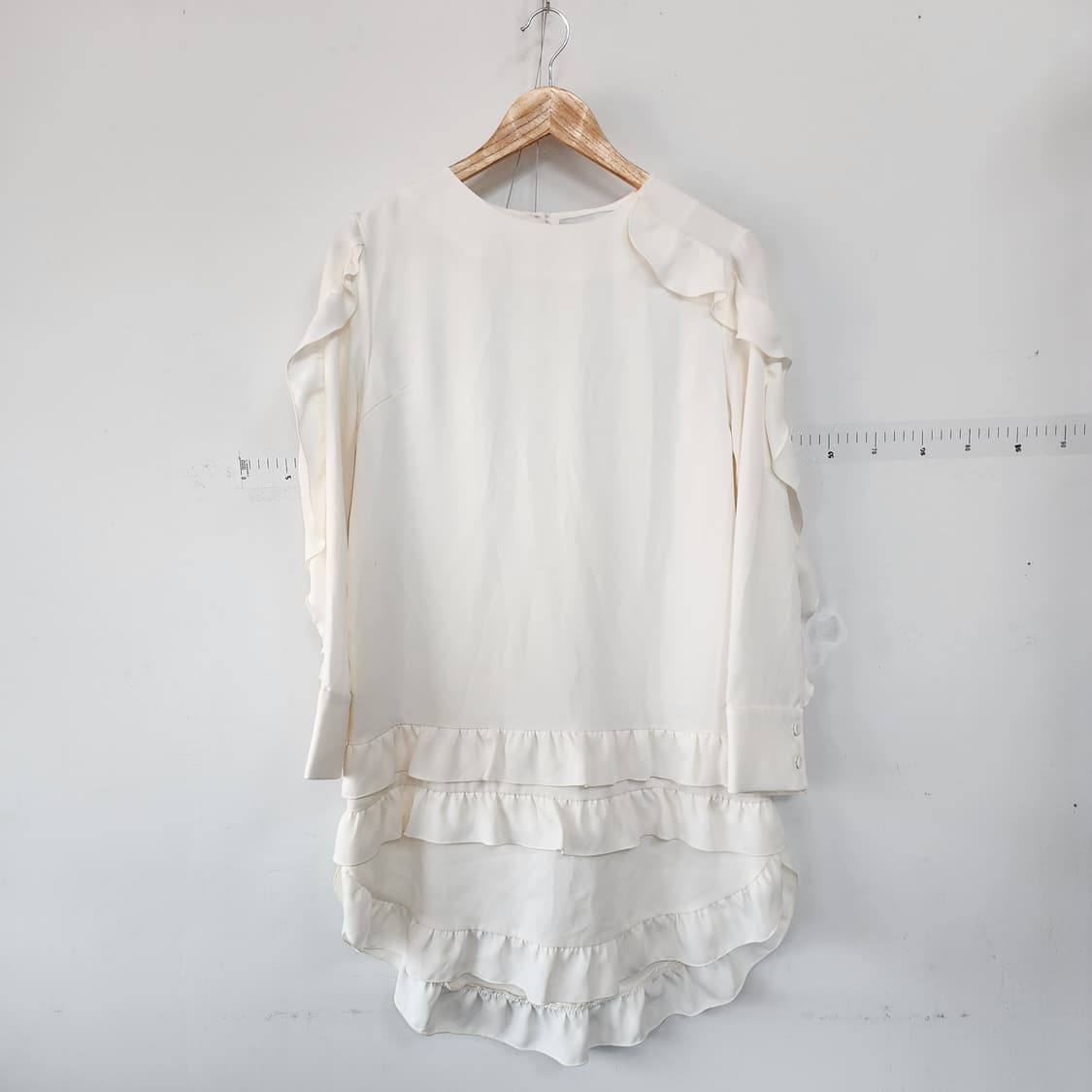 럭키슈에뜨 아이보리 프릴 블라우스 상품이미지1