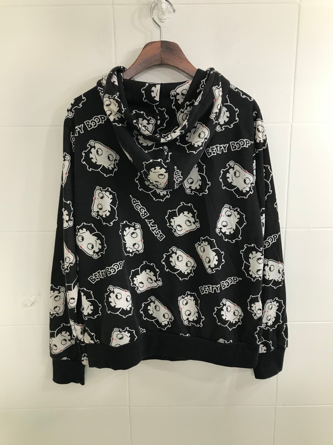 베티붑 블랙 패턴 기모 후드티 상품이미지5