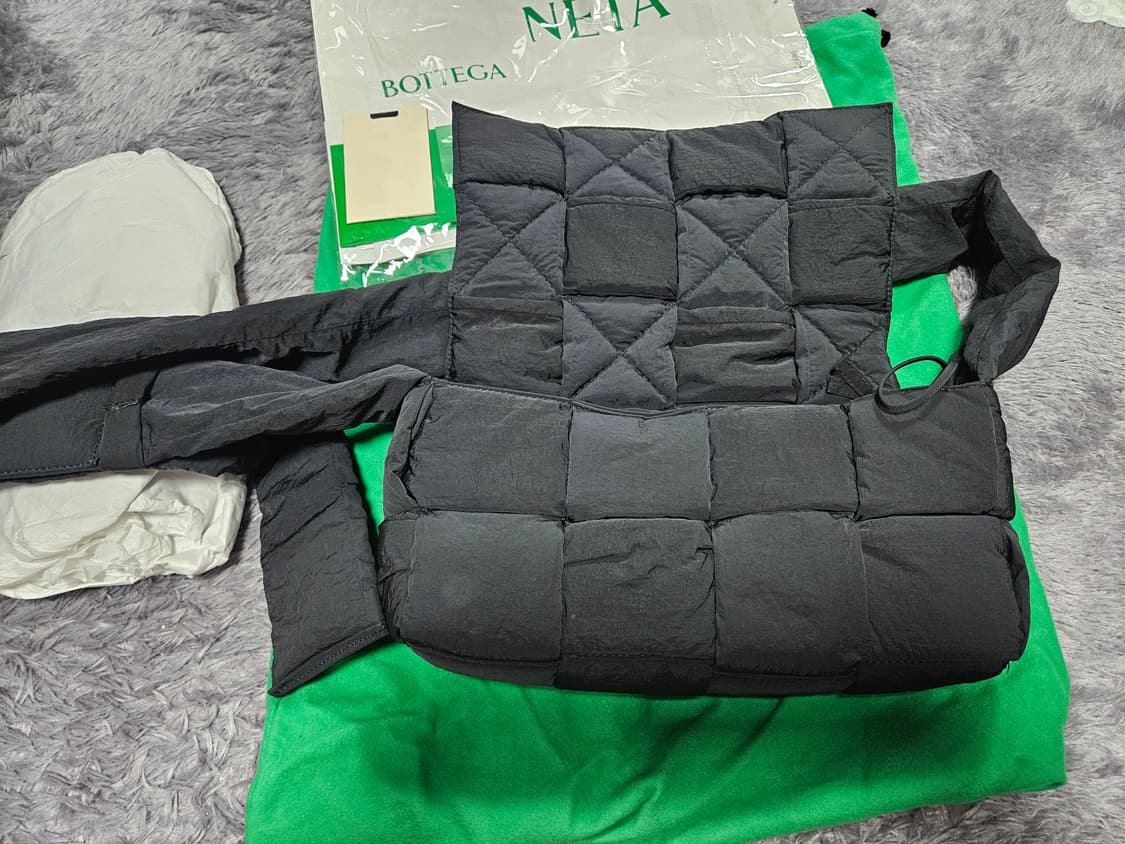 보테가 베네타 패딩 카세트백 블랙 상품이미지3