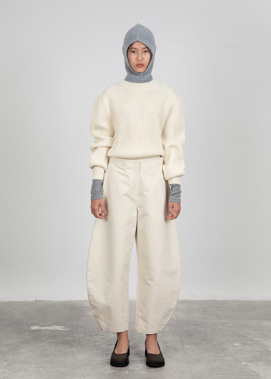 아모멘토 fw 커브드 레그 팬츠 아이보리 상품이미지2