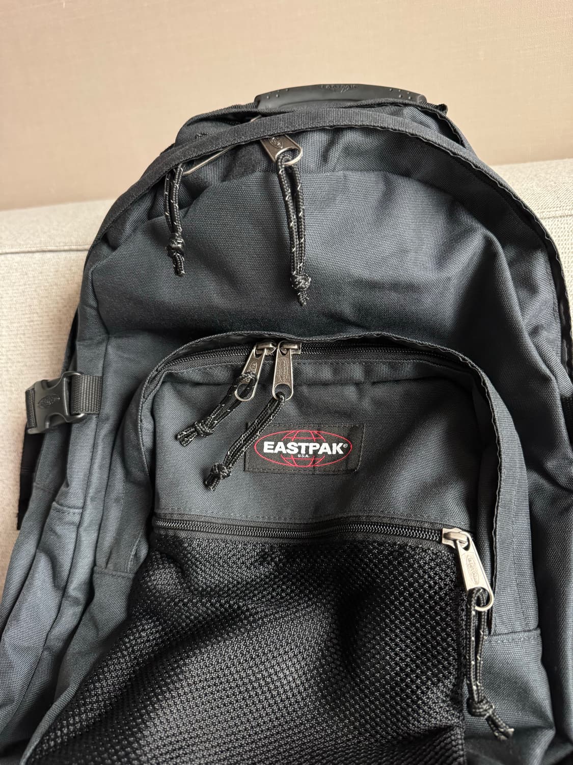 [EASTPAK]이스트팩 에그웜_미드나잇 컬러 37L 상품이미지3