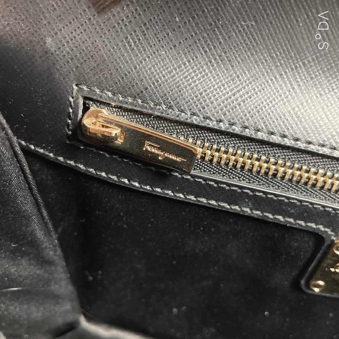 페라가모 블랙 체인백 간치니 FF 로고 크로스백 상품이미지10