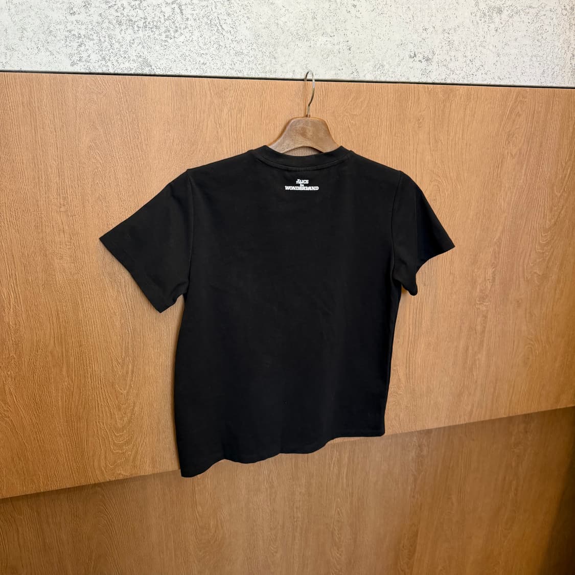 프랭크 스톤 x 디즈니 반팔 티셔츠 앨리스 프린팅 디테일 블랙 상품이미지4