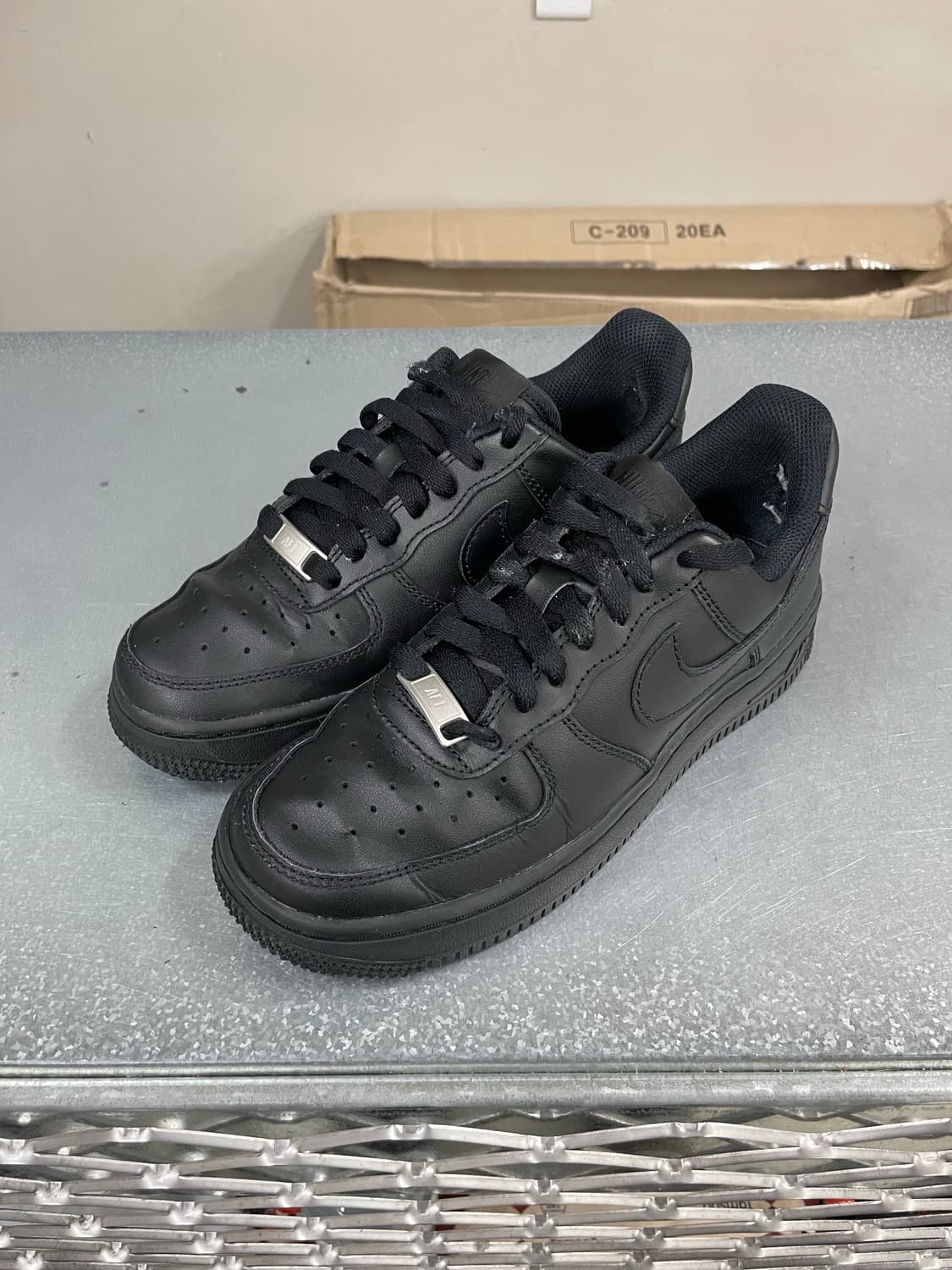 나이키 에어 포스 1 로우 '07 트리플 블랙 220 상품이미지2