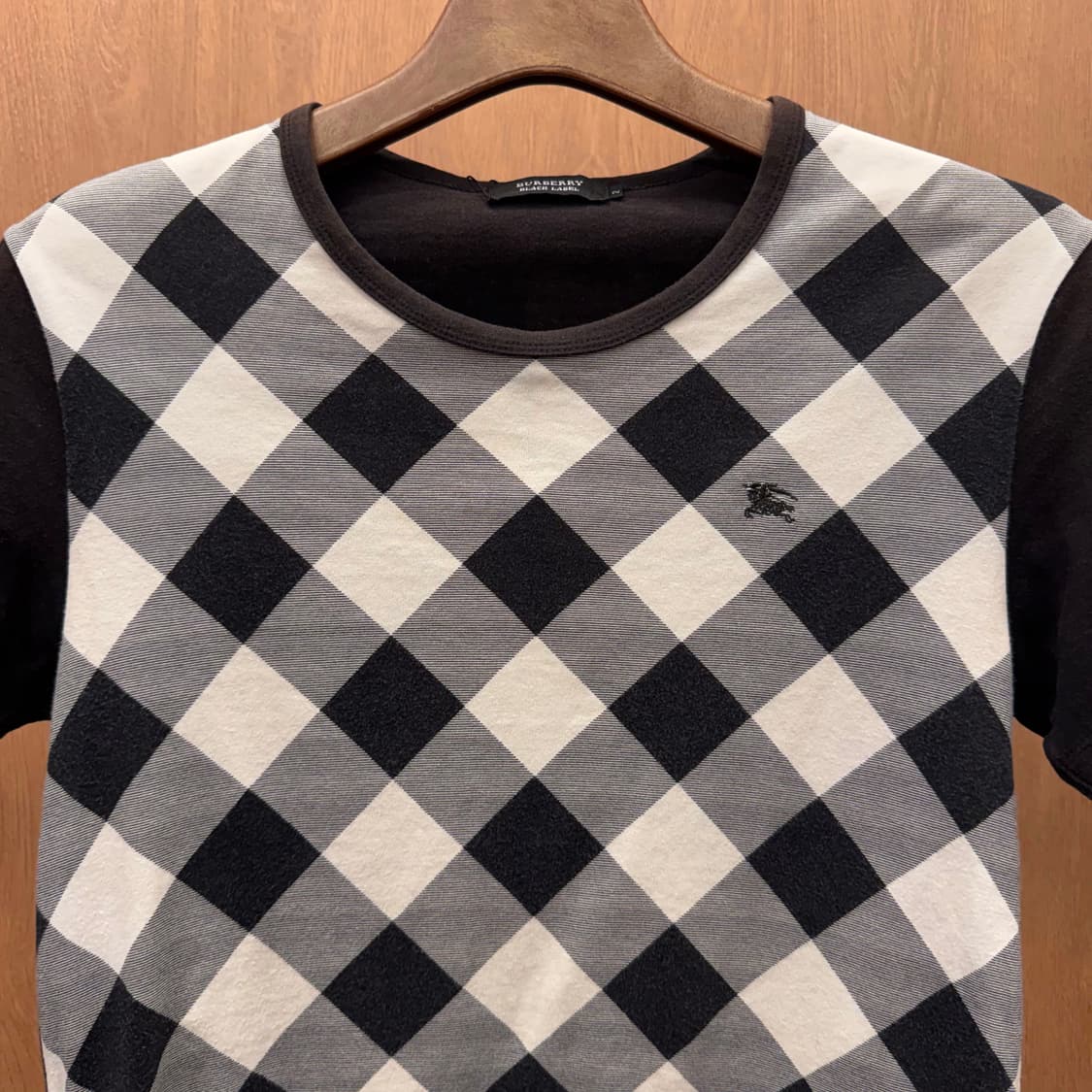 버버리 블랙라벨 체크 반팔 티셔츠 자수 로고 디테일 라운드넥 브라운 상품이미지4