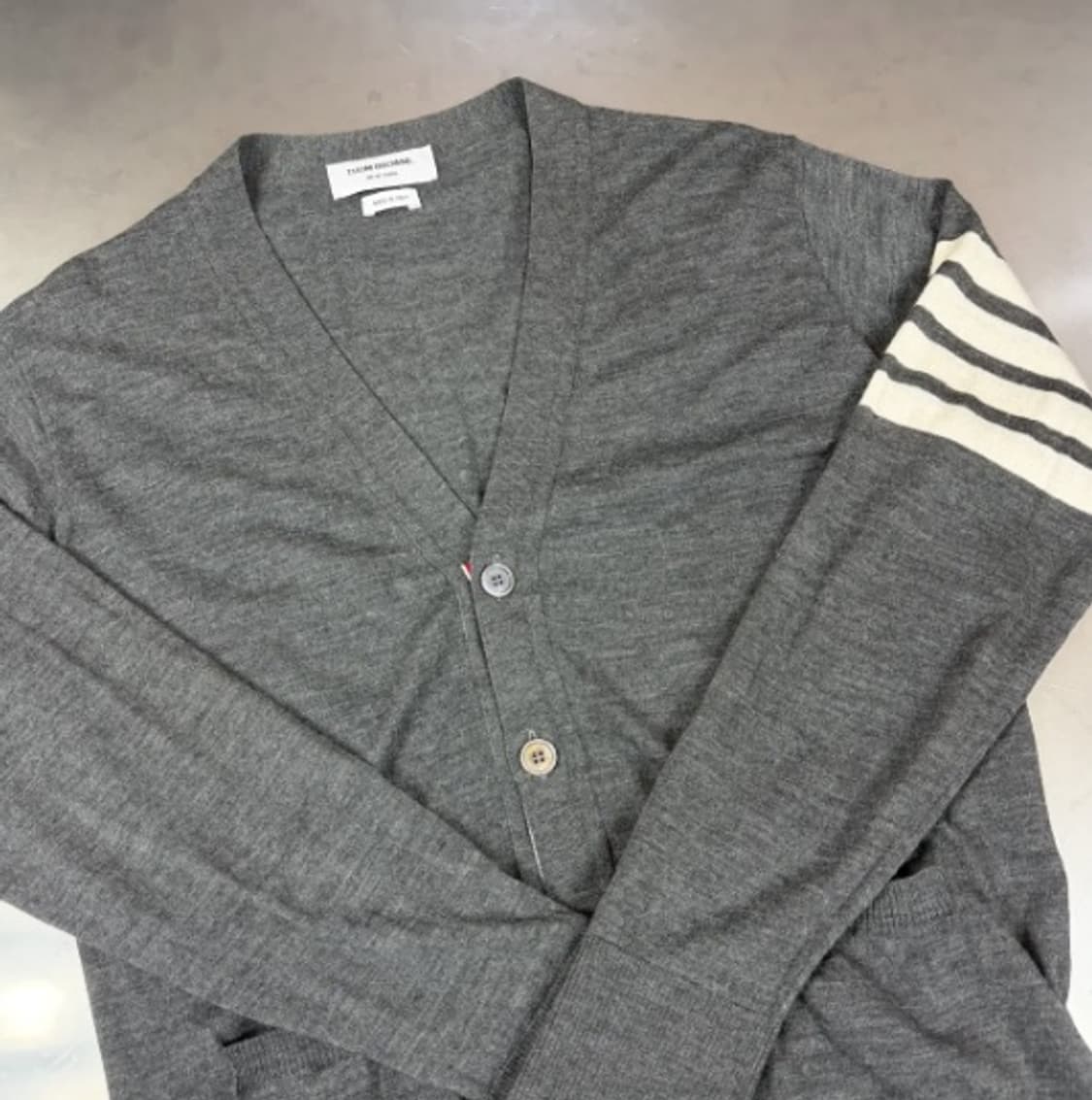 [정품] 톰 브라운 클래식 V넥 스트라이프 가디건 그레이 XL 상품이미지2