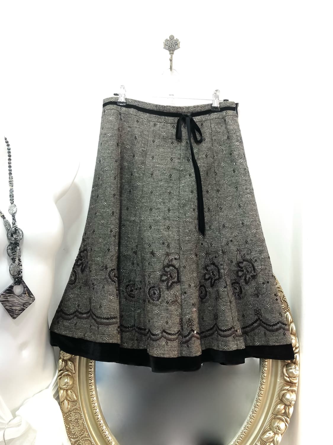 charcoal sequin floral pattern 미디스커트 상품이미지1