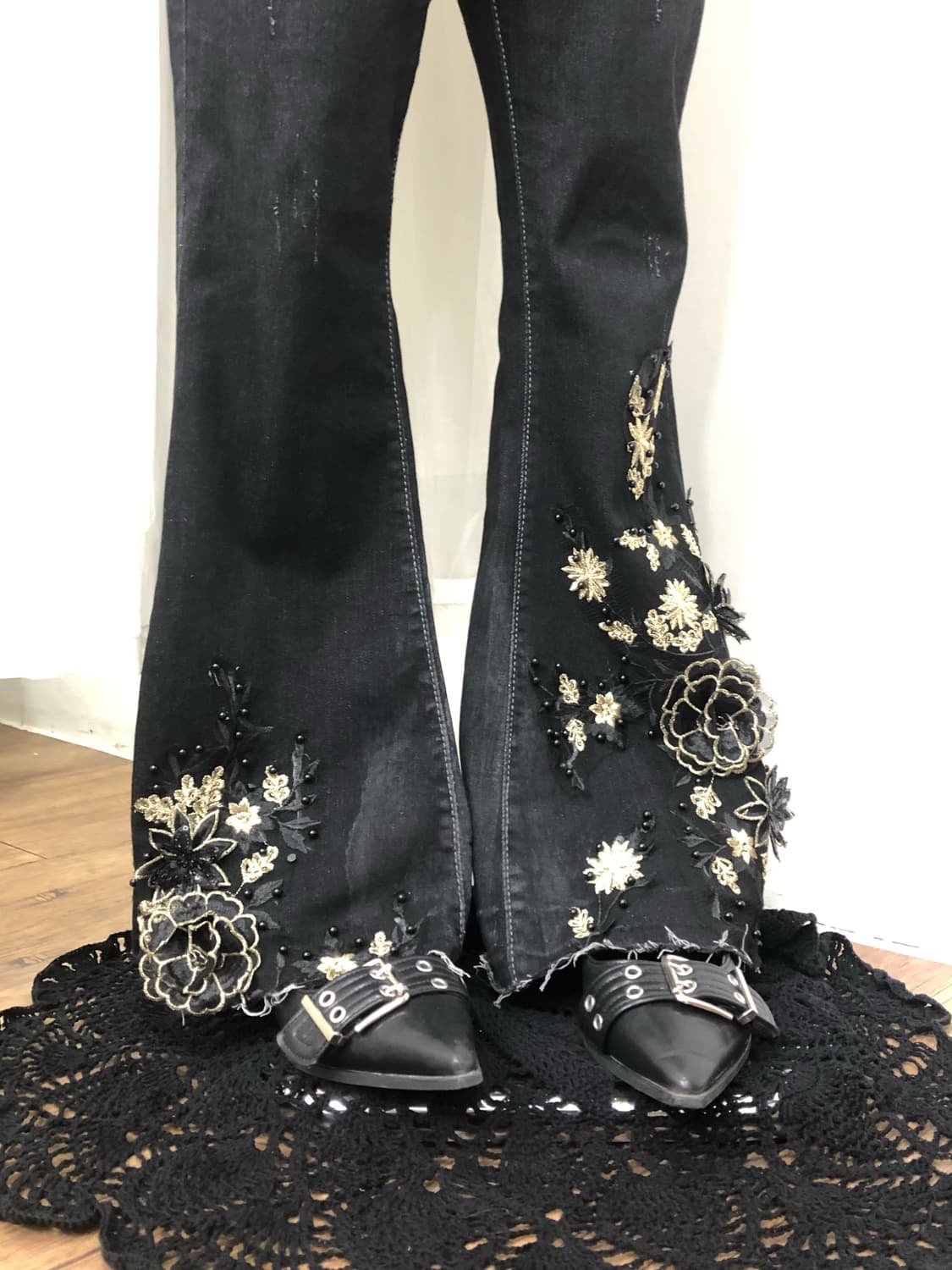 gold floral embroidery 흑청 부츠컷 팬츠 상품이미지3