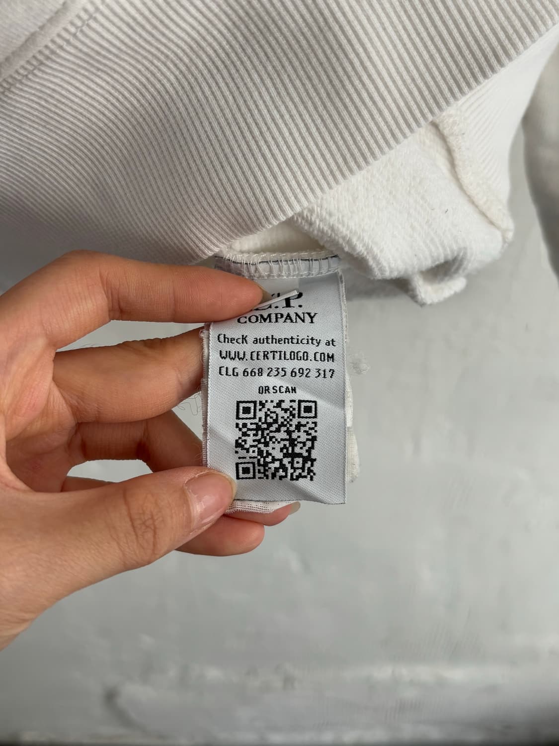 CP 컴퍼니 와펜 크루넥 화이트 스웻셔츠 상품이미지5