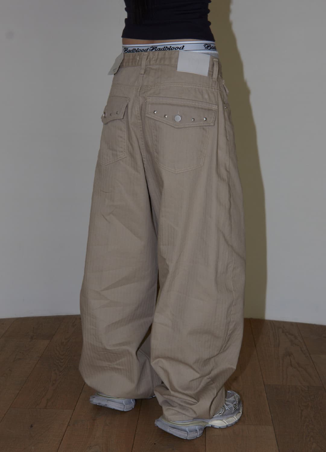 런츠 베이지 스터드 팬츠 상품이미지1