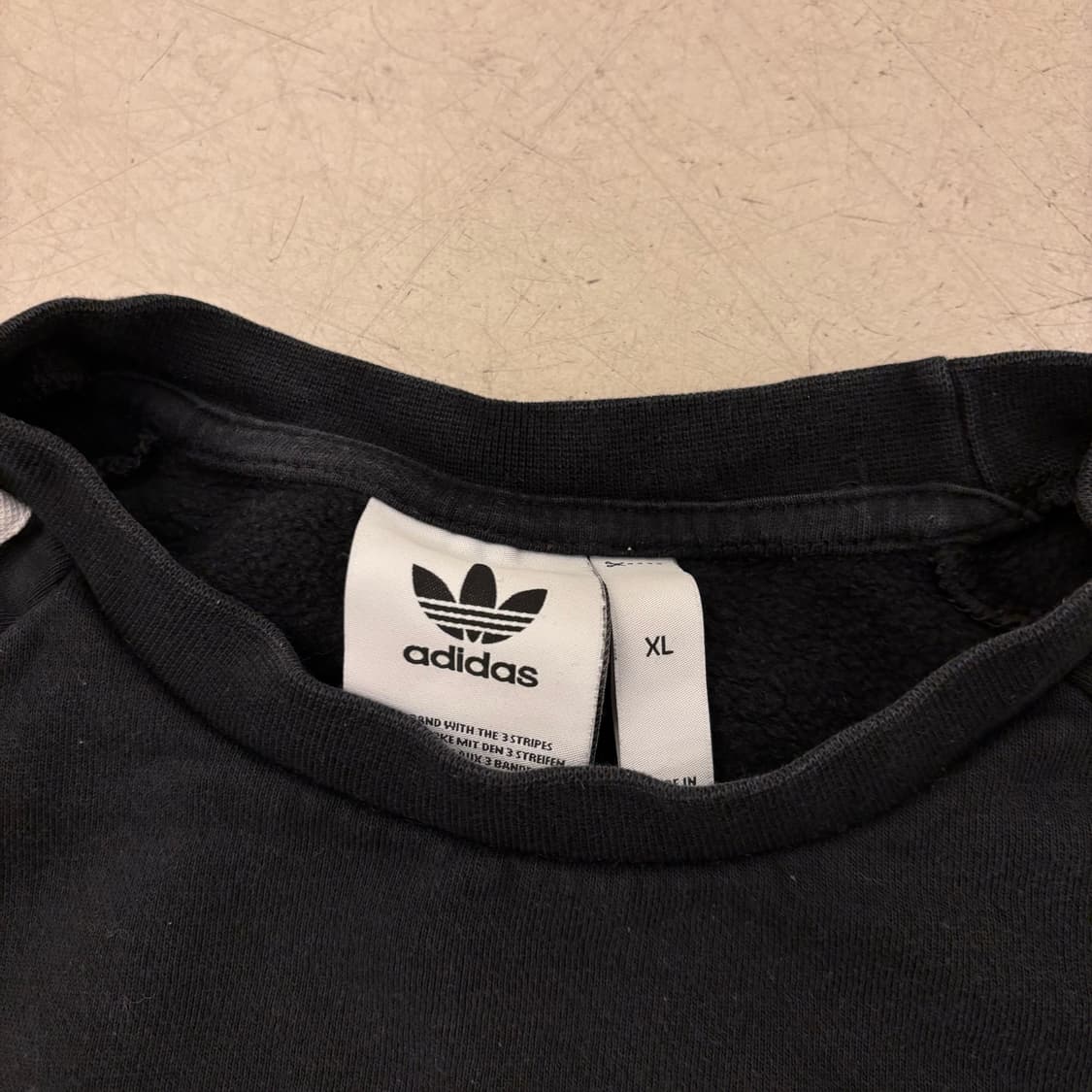 아디다스 삼선 스몰로고 블랙 맨투맨 상품이미지3