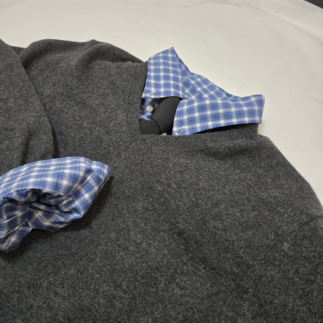 유니클로 캐시미어 V넥 스웨터 다크 그레이 상품이미지1