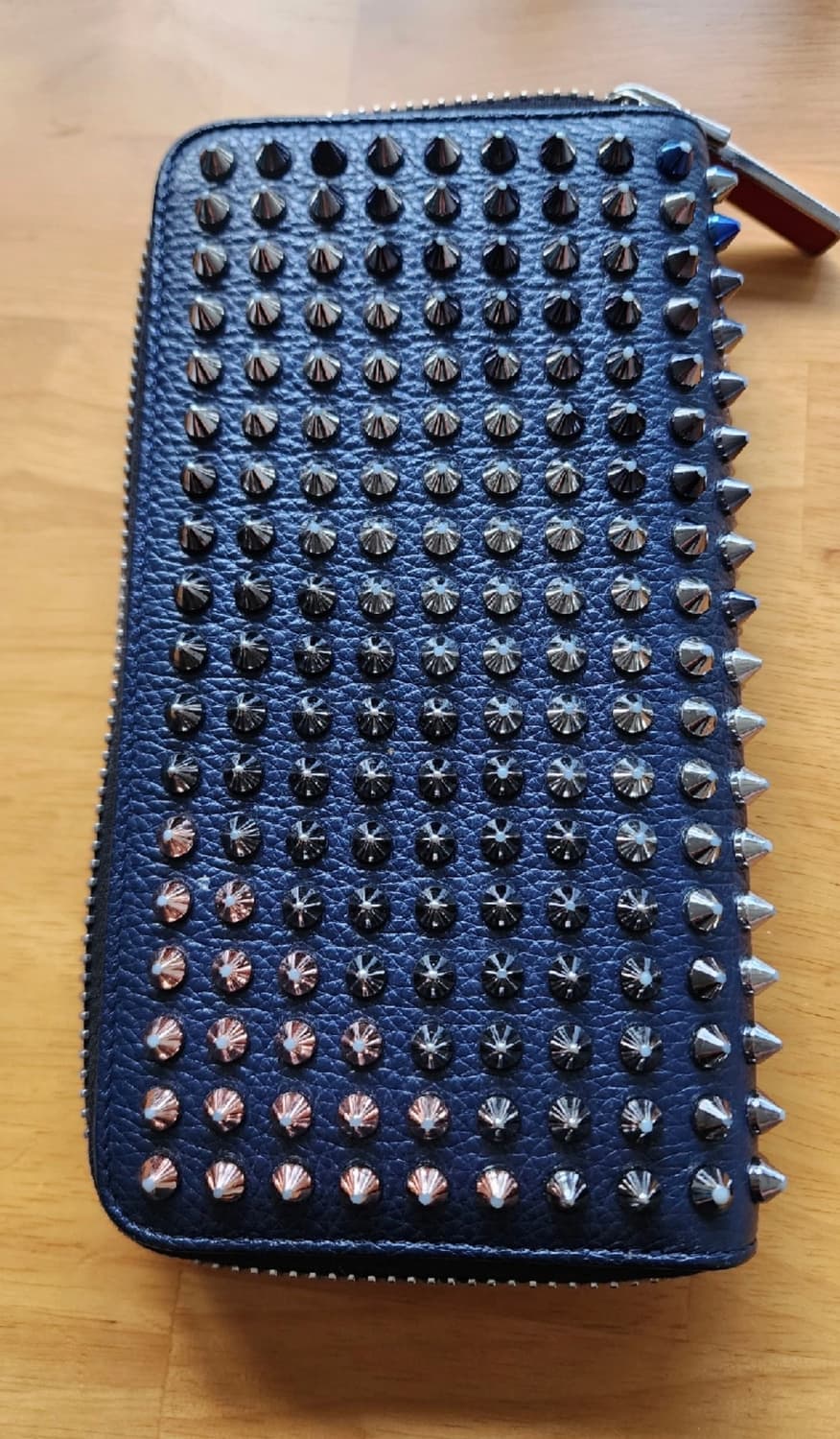 크리스챤 루부탱 스터드 장지갑 상품이미지1