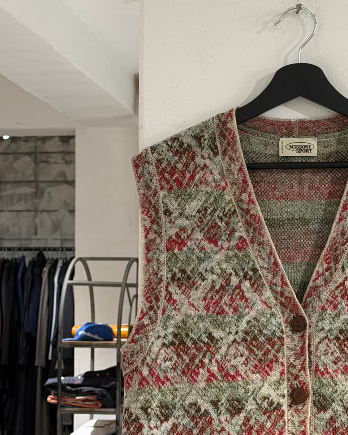 미쏘니 스포츠 그린 레드 배색 페턴 브이넥 니트 베스트 상품이미지2