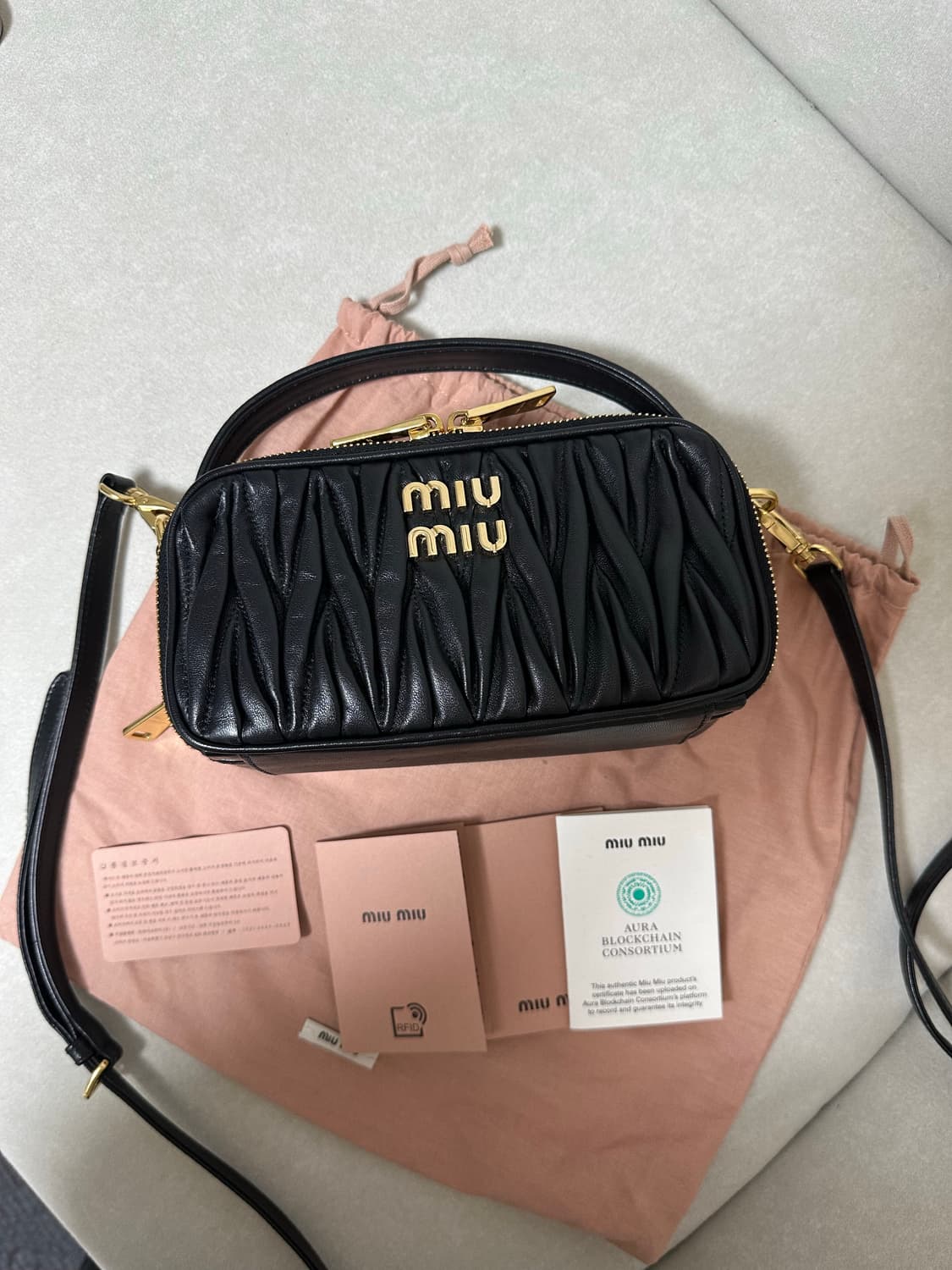 [A+ 정품] 미우미우 마테라쎄 탑핸들 크로스백 상품이미지7