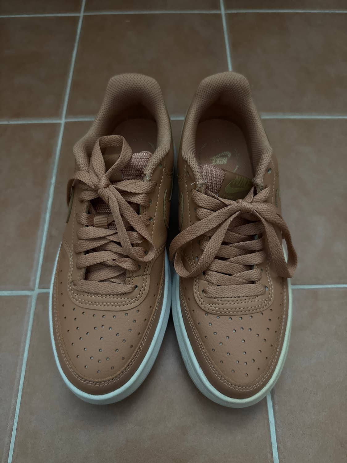 나이키 코트비전 알타 상품이미지1