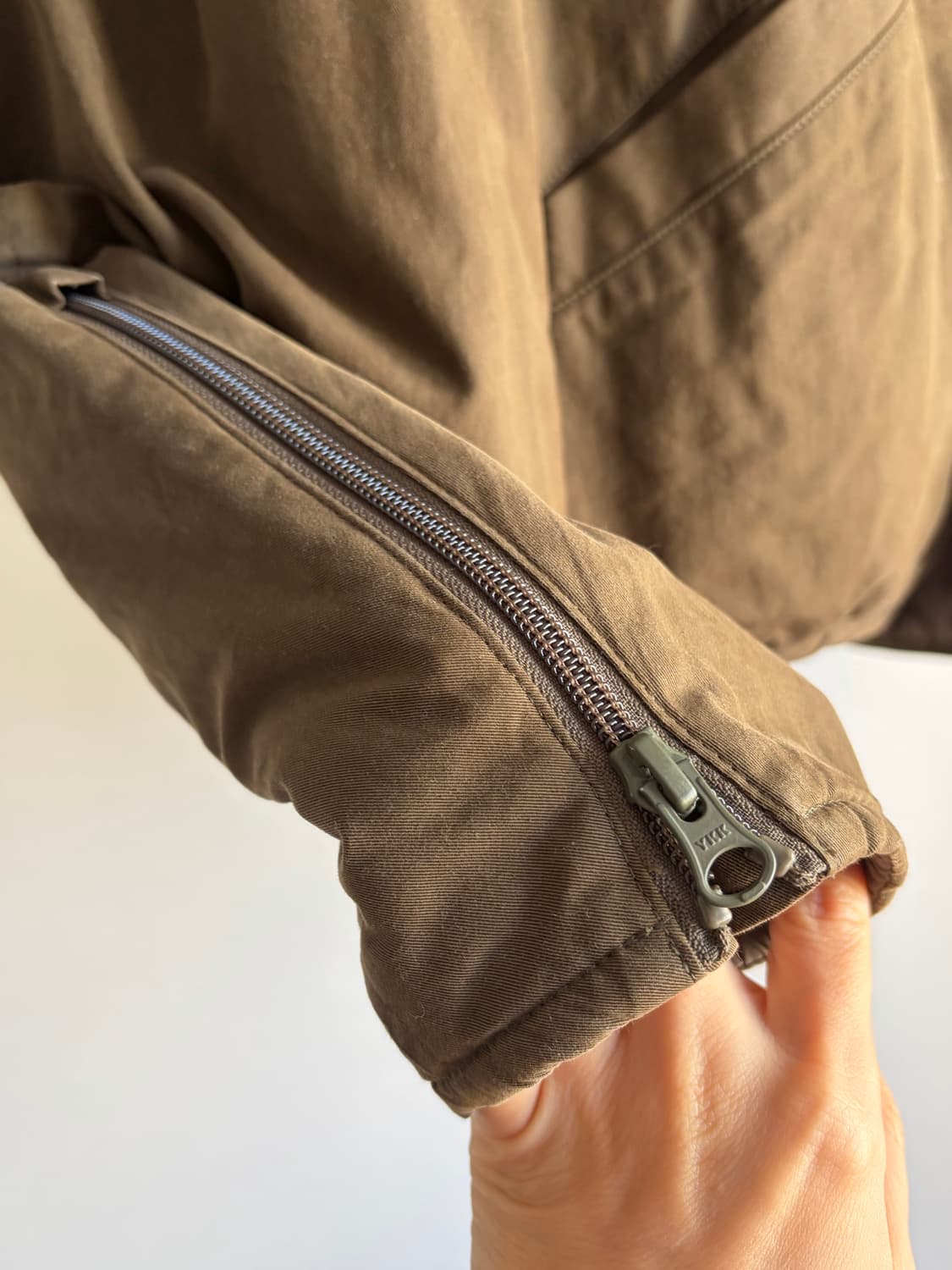 유니클로 U 숏패딩 카키 s  여성용 유니클로르메르 상품이미지4