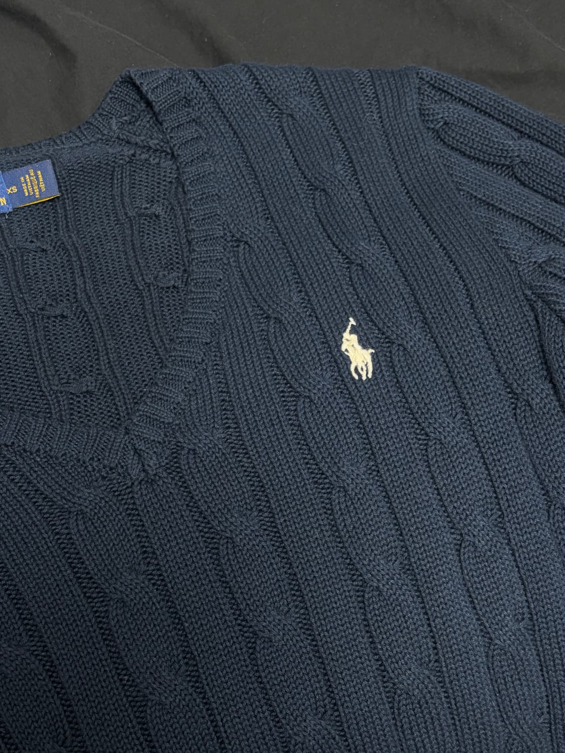 폴로 브이넥 니트 (네이비) 상품이미지1