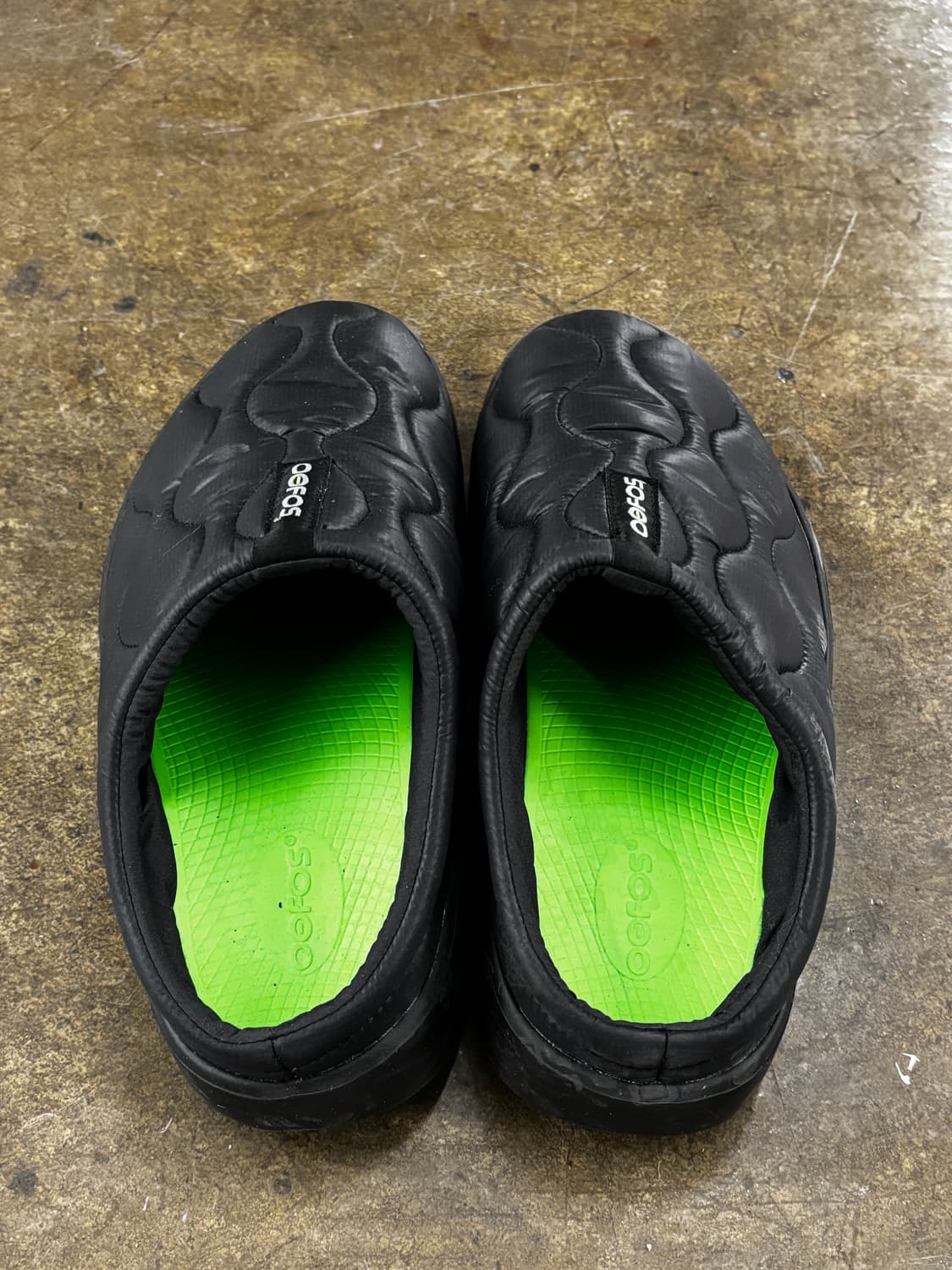 우포스 OOFOOS 블랙 패딩 슬리퍼 280 상품이미지5