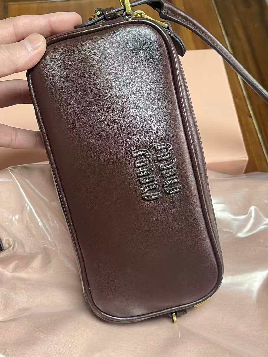 미우 미우 가죽 탑 핸들백 상품이미지4