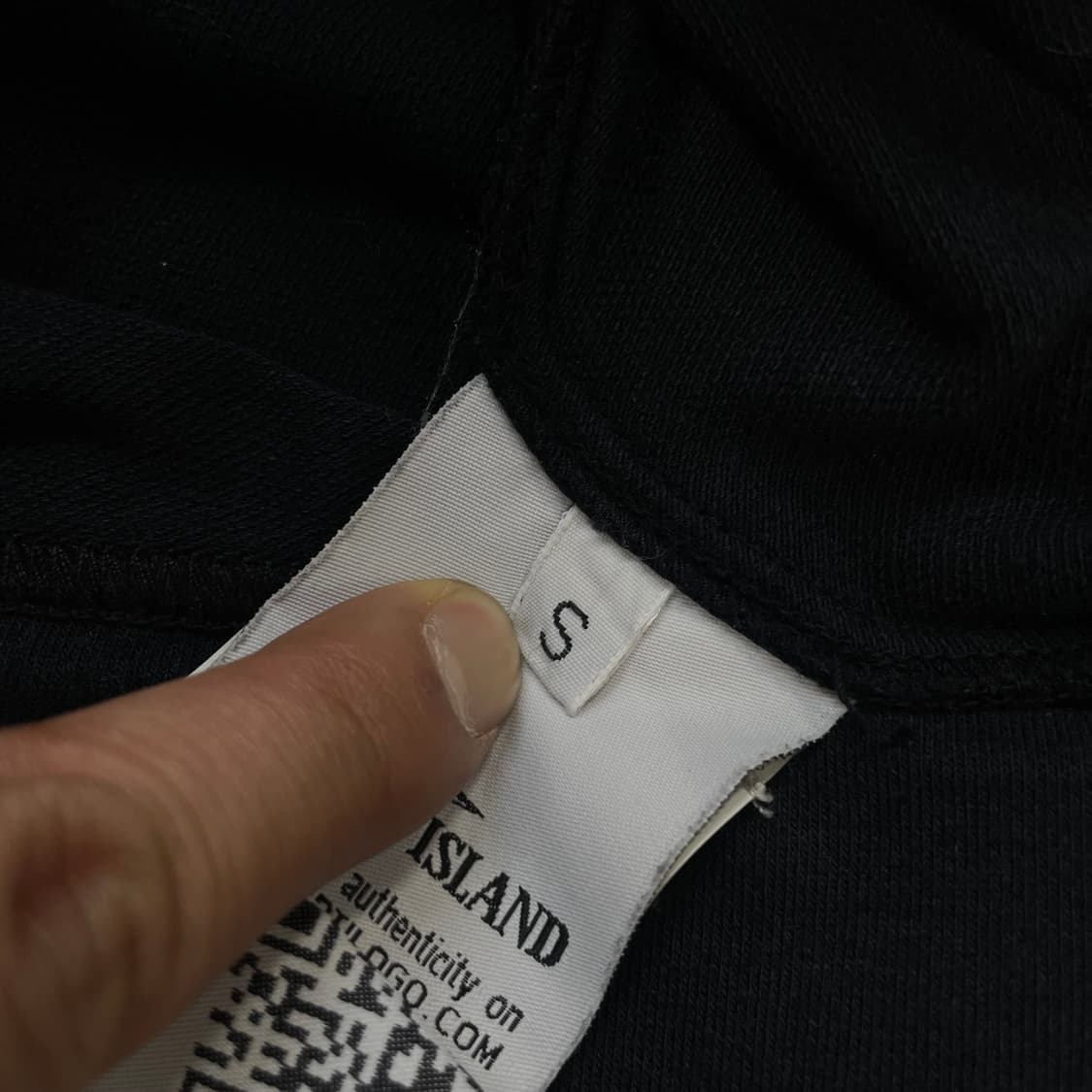 스톤아일랜드 와펜 패치 풀 오버 후드집업 블랙 상품이미지5