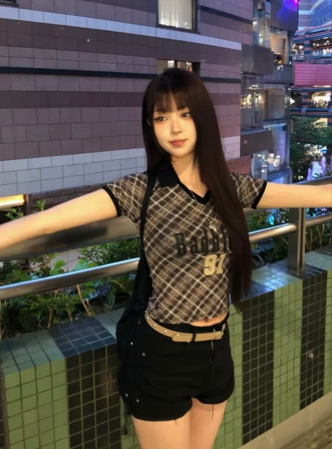 배드블러드 빈티지 클럽 브이넥 체크 티셔츠 - 브라운 상품이미지1