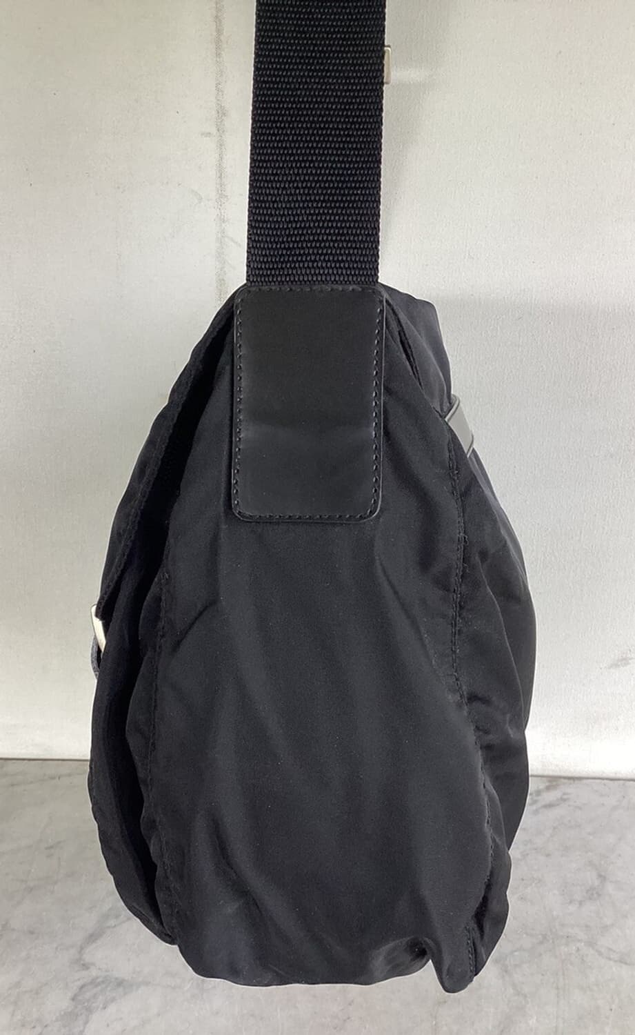 프라다 나일론 삼각 로고 투버클 크로스백 상품이미지4