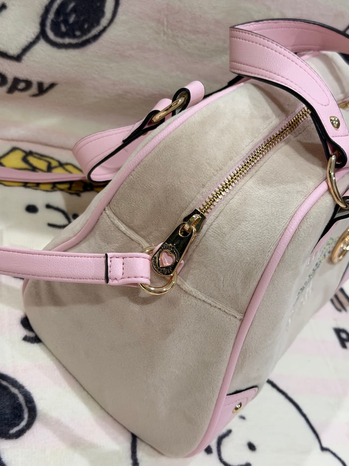 [신상✨블프세일] 쥬시꾸뀌르 라떼벨벳 왕관 핸드백 상품이미지5