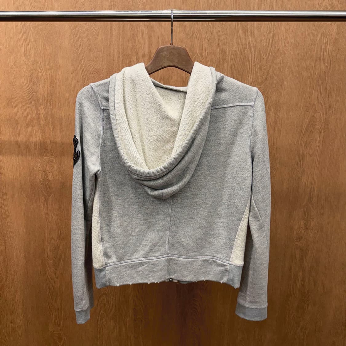 쟈딕 앤 볼테르 후드 집업 자켓 크라운 이니셜 자수 패치 디테일 그레이 상품이미지3