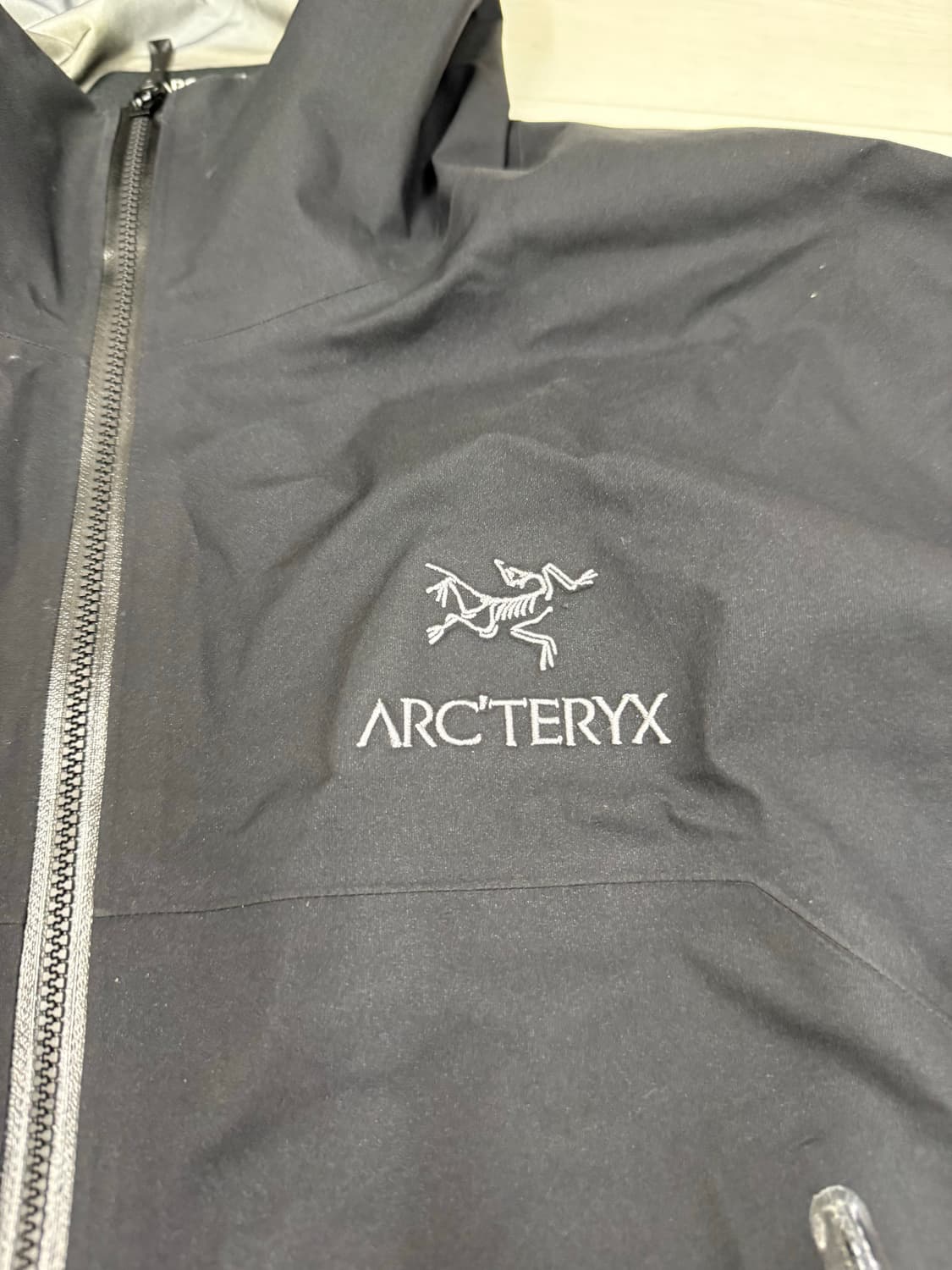 아크테릭스 베타 M 사이즈 자수 로고 버전 판매합니다  새상품 크림가 1 상품이미지3