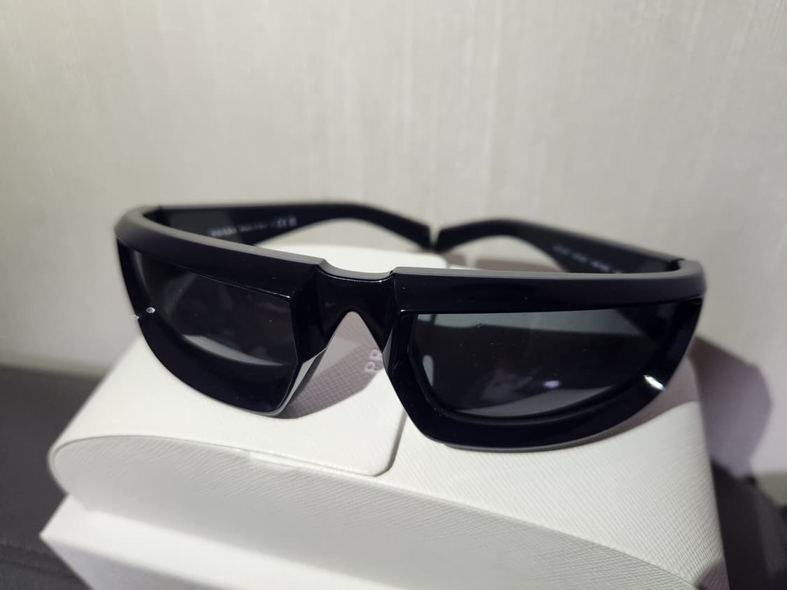 25YS 프라다 런웨이 선글라스 블랙 상품이미지1