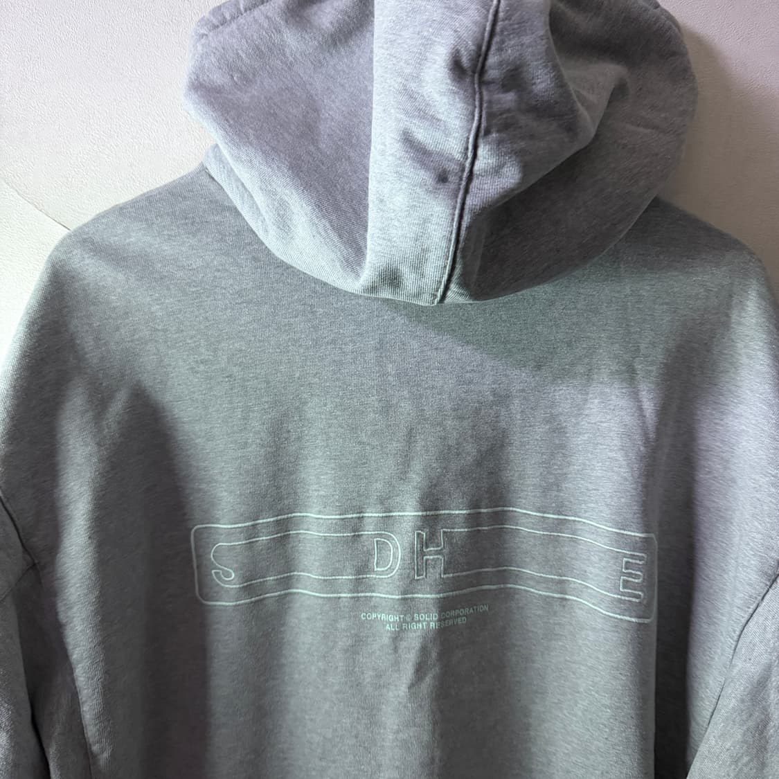 솔리드옴므 백로고 그레이 후드티셔츠 48 (105) 상품이미지4