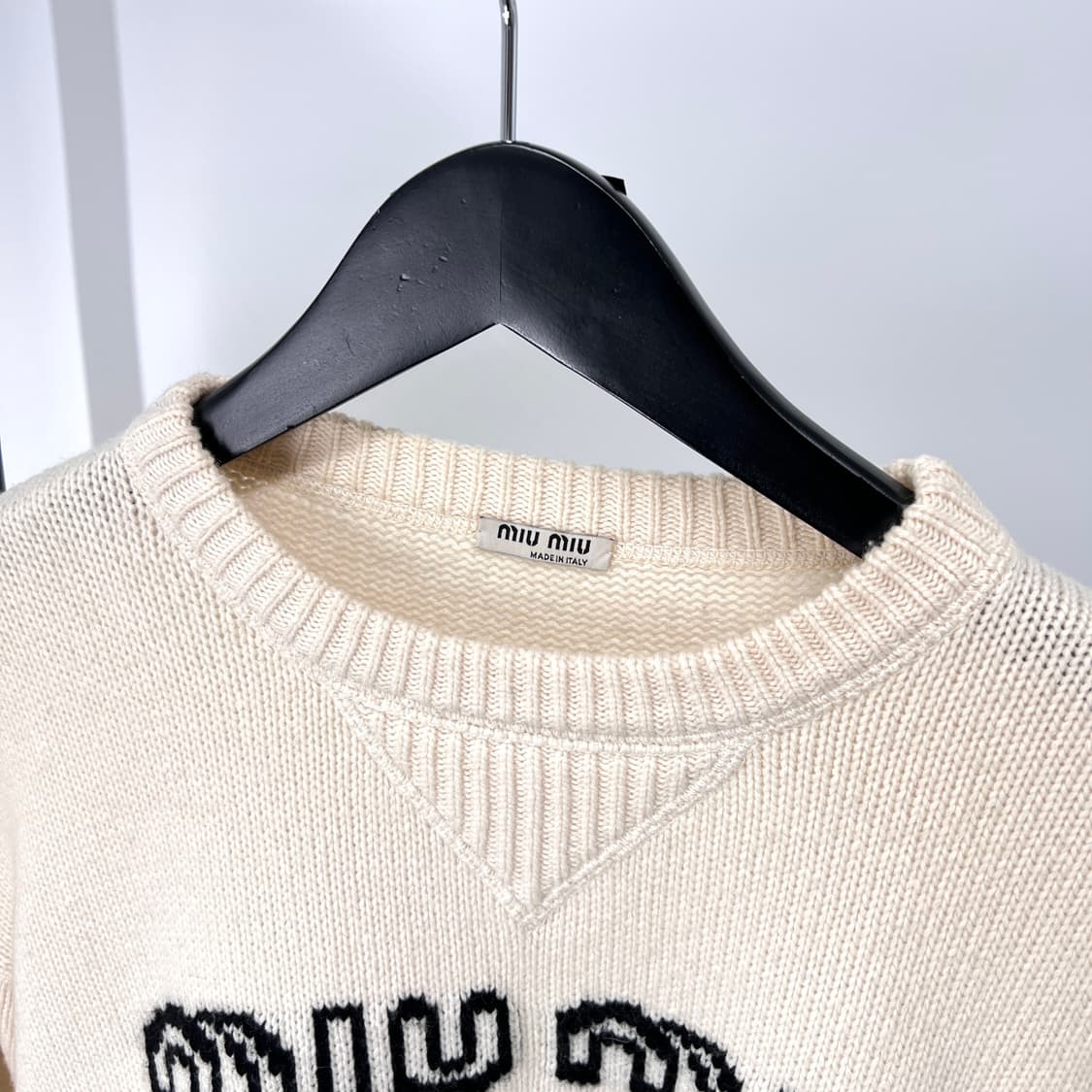 [38사이즈] 미우미우 로고 크롭 캐시미어 니트 아이보리 (MML548) 상품이미지6