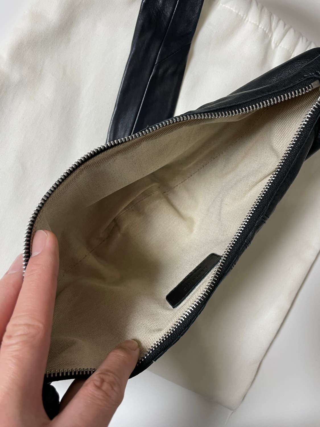 르메르 스몰 크루아상 백 소프트 나파 레더 블랙 상품이미지10