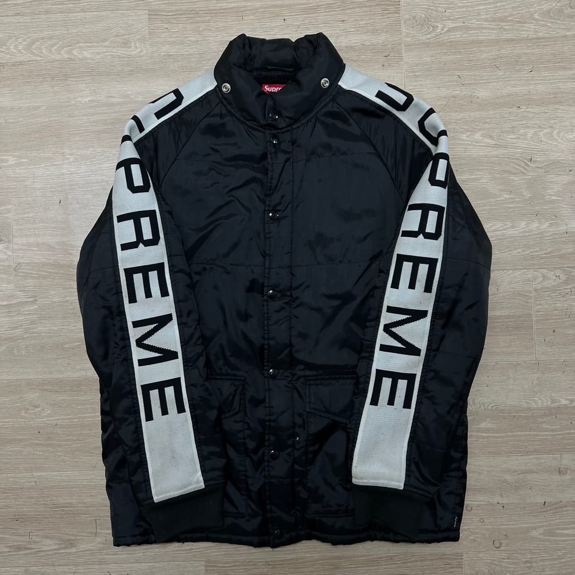 슈프림 플리스 안감 사이드라인 로고 암밴드 패딩 점퍼 [블랙] L/100 상품이미지1