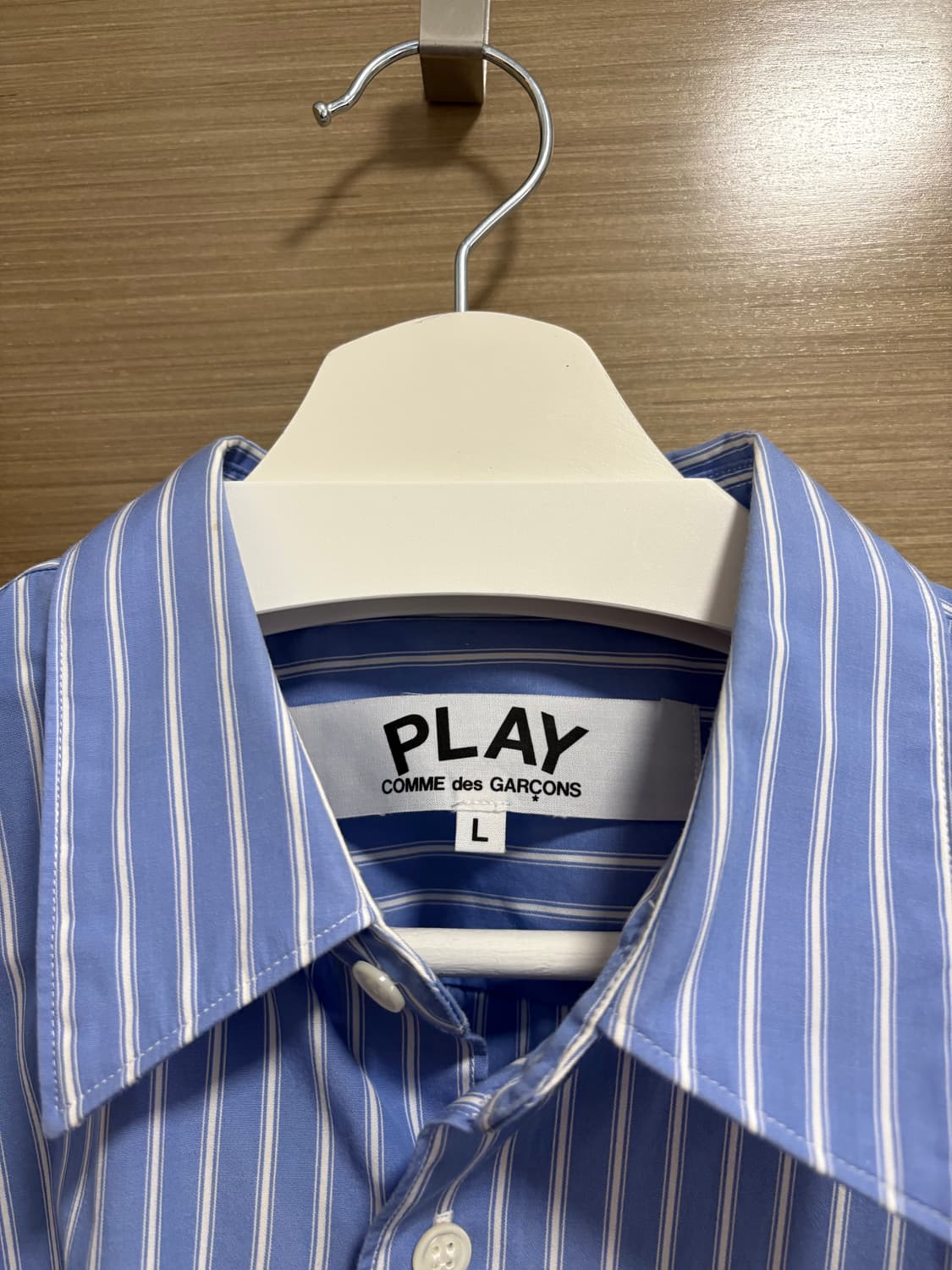 [L] 꼼데가르송 플레이 블랙 와펜 스트라이프 반팔 셔츠 상품이미지4