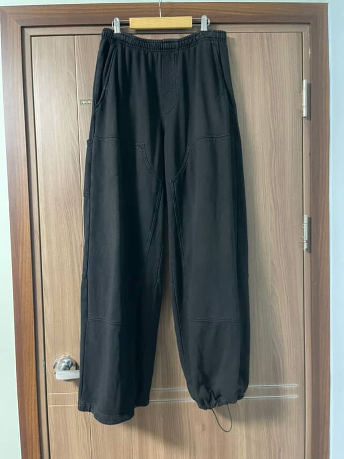 해칭룸 더블니 스웻팬츠 워시드 블랙 색상 상품이미지4